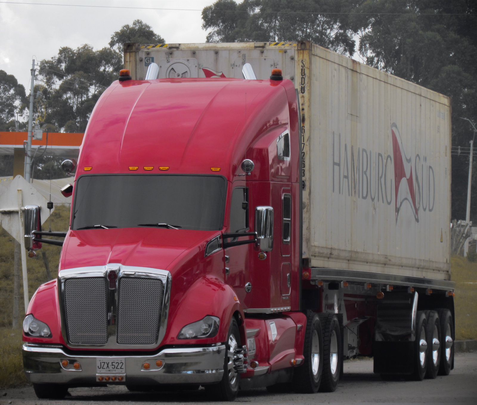 Vista frontal de la tractomula Antares JZX522